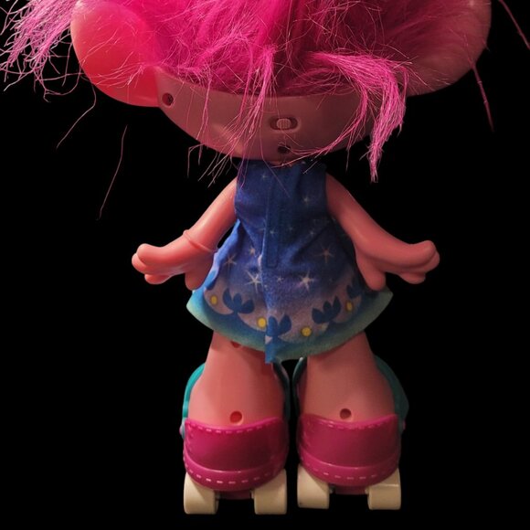 Poppy - TROLLS World Tour Dancing Hair Interactive Skater Doll - Picture 3 of 3